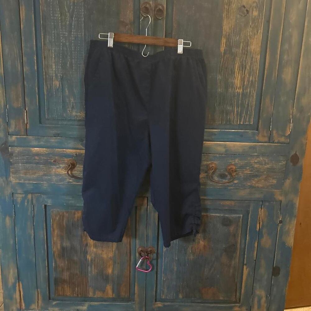 Navy blue polyester capri pants